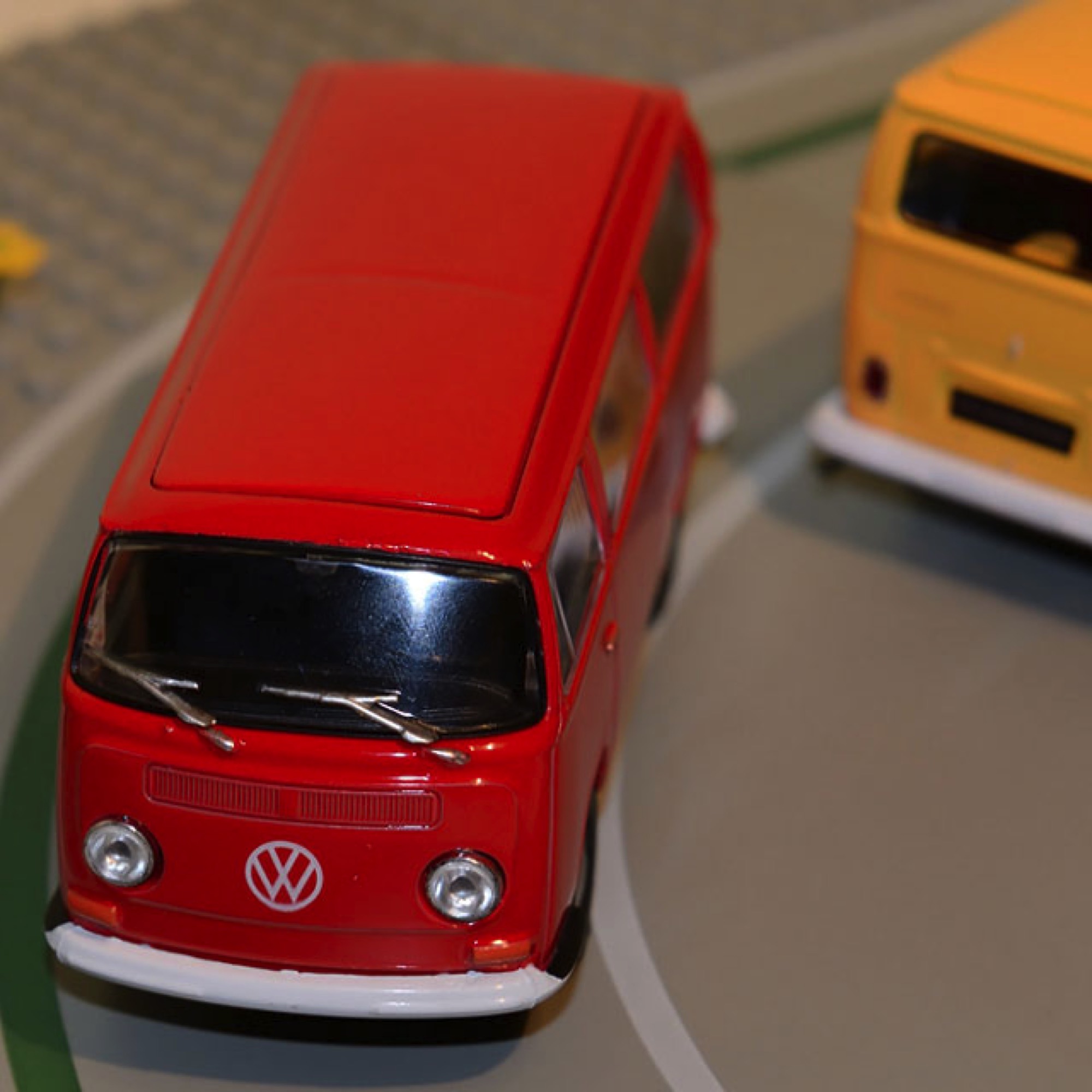 Kitsch und Kunst Blechspielzeug VW Bus T2