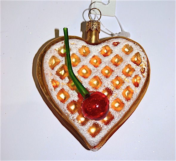 Waffel-Herz mit Kirsche